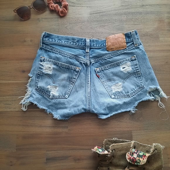 High Waisted Levi Deniem Shorts - Picture 1 of 6